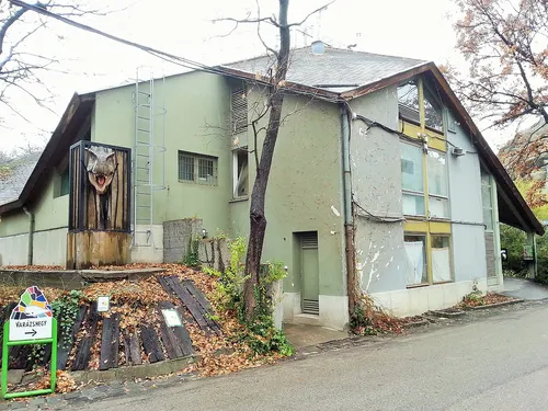 Emberszabásúak háza